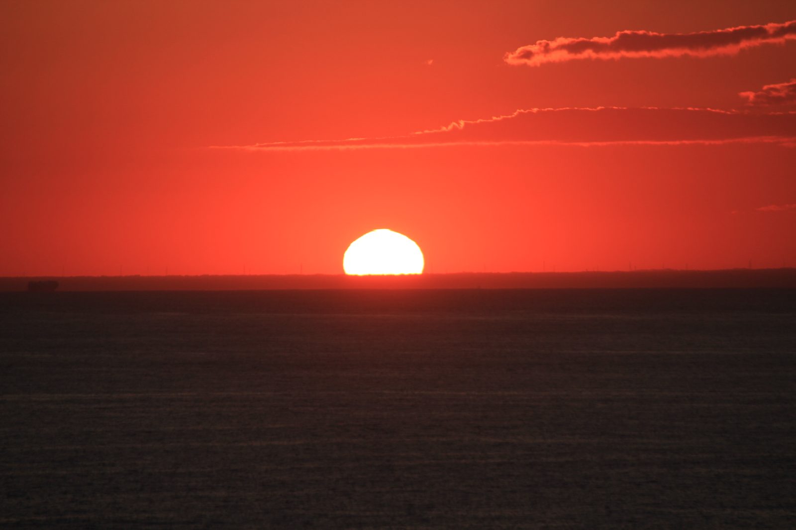 西伊豆の海に沈む夕日