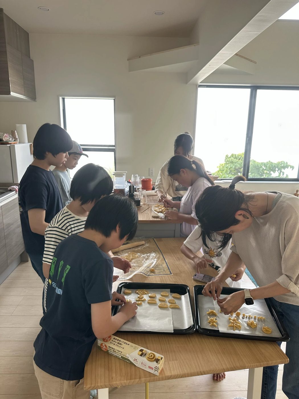 調理台を囲んで生地を天板に並べる様子