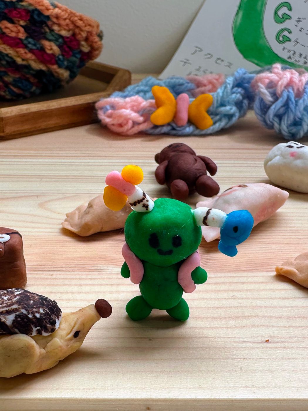 粘土で作った小さな人形と作品たち